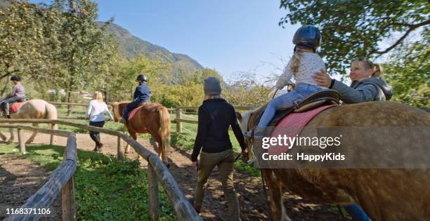 kinder trainieren reiten - enable horse stock-fotos und bilder