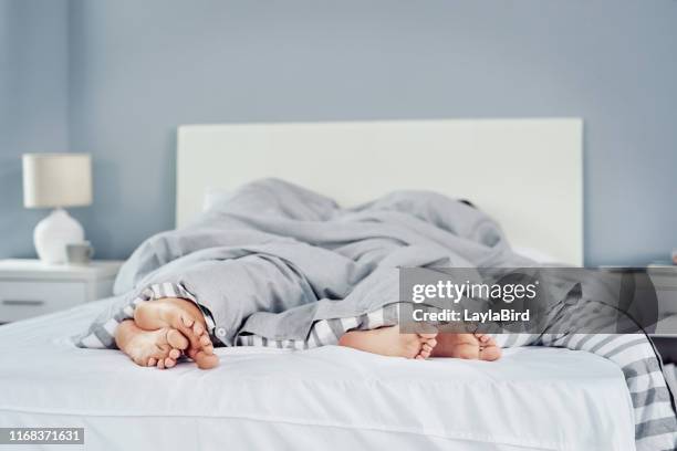 ik slaap beter met u naast mij - bed sleep stockfoto's en -beelden