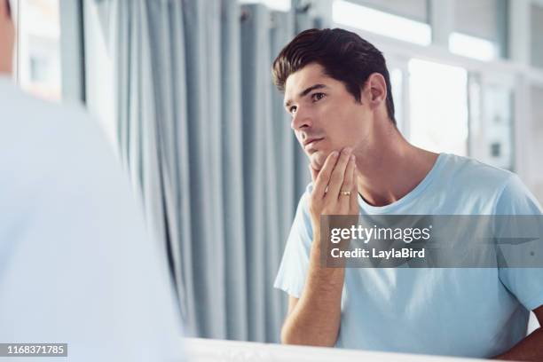 jeder bevorzugt ein glattes finish nach der rasur - rasieren stock-fotos und bilder