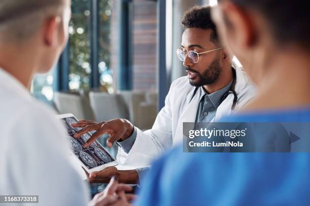 er zijn enkele onderliggende problemen hier - radioloog stockfoto's en -beelden