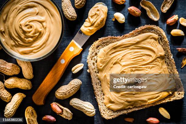 manteca de cacahuete esparcida en una rebanada de pan - untar de mantequilla fotografías e imágenes de stock