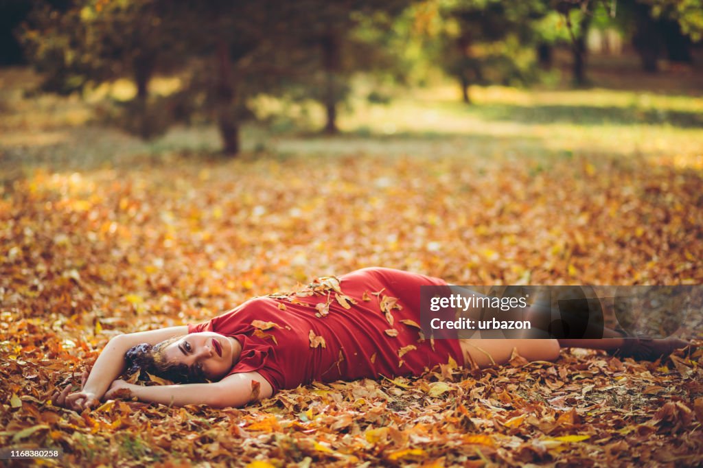 Acostado en hojas de otoño