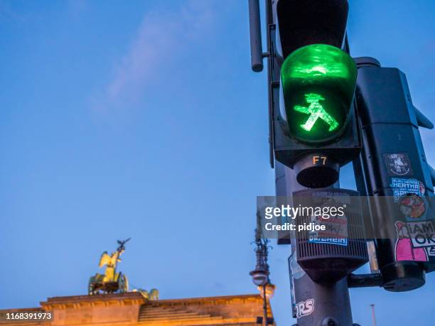 deux icônes de berlin - signal lumineux de passage pour piéton photos et images de collection