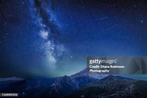 the delta aquariids meteor shower and milky way over mount st. helens, at windy ridge in washington state - all american stock-fotos und bilder