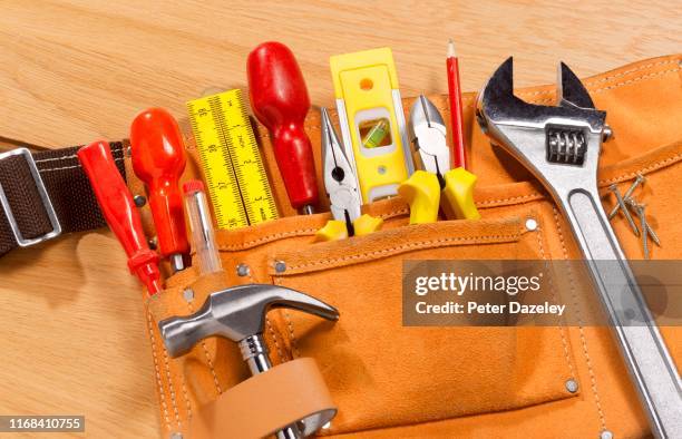 workman's toolbelt ready for building maintenance work - herramienta fotografías e imágenes de stock