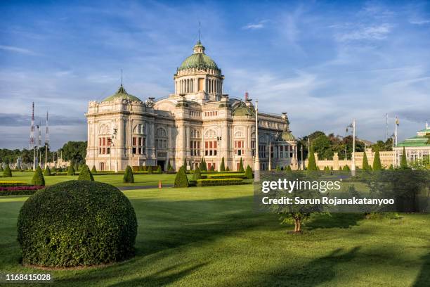 thailand thrones hall "ananta samakhom throne hall" with green garden and blue sky - castle square photos et images de collection