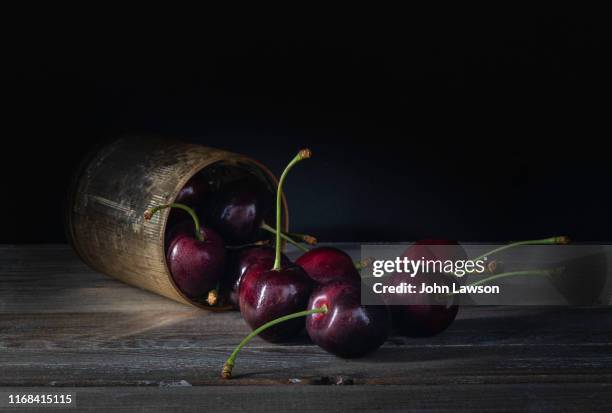 chiaroscuro still life study - cherries - black cherries imagens e fotografias de stock