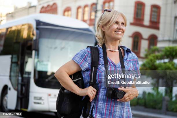 senior tourist - alter mensch bushaltestelle stock-fotos und bilder