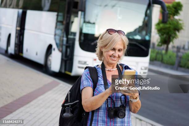 mobile reise-app - alter mensch bushaltestelle stock-fotos und bilder