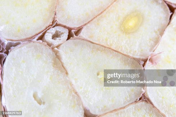 section cut of a head of garlic, macro photography - knoblauch stock-fotos und bilder