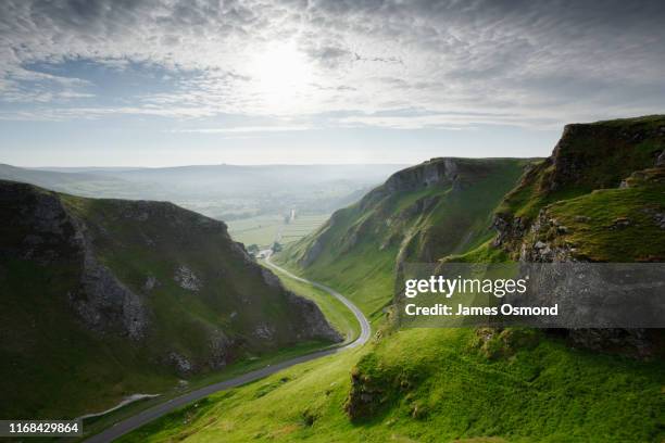 road curving up through limestone pass. - vallée photos et images de collection