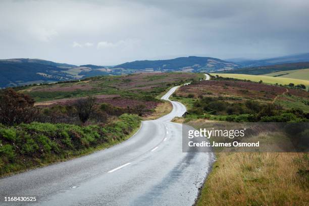 empty road winding across moorland. - exmoor national park stockfoto's en -beelden