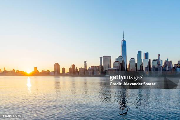 manhattan financial district skyline seen from jersey city at sunrise, usa - lower manhattan stockfoto's en -beelden