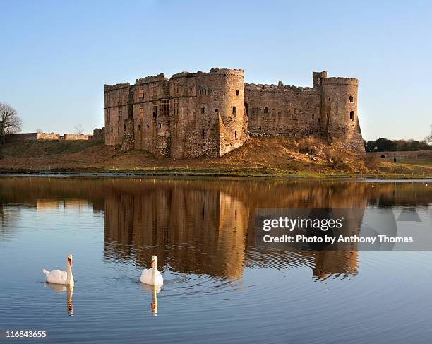 carew castle - wales burg stock-fotos und bilder