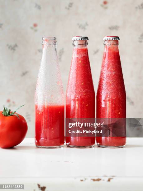 tomaten sap, fles withtomato sap, tomaten fles, - tomatensap stockfoto's en -beelden