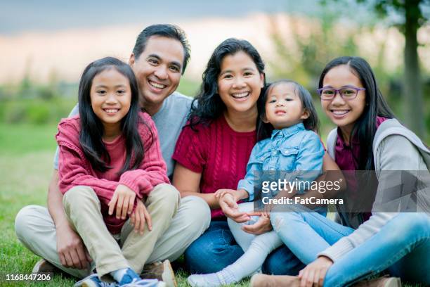 ritratto di famiglia filippino all'esterno in estate - filipino ethnicity foto e immagini stock