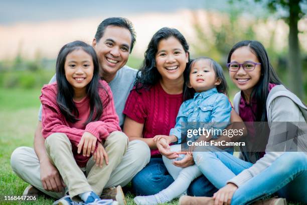 filipijnse familie portret buiten in de zomer - filipino stockfoto's en -beelden