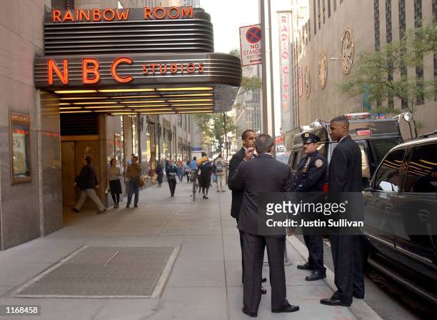 New York City Police stand outside the GE building, home of NBC-TV in New York's Rockefeller Plaza, October 11, 2001 after it was reported that an...