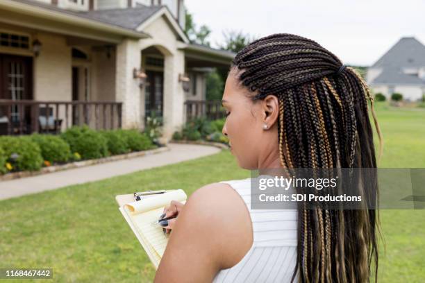 mid adult realtor evalueert een woning te koop - assessment stockfoto's en -beelden