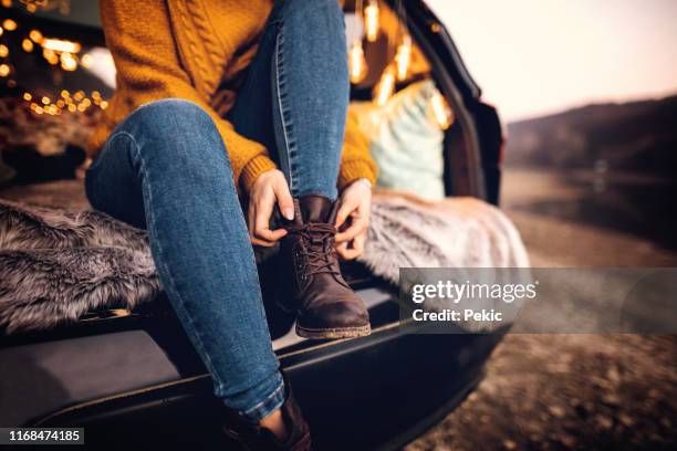 mujer en el camping en la naturaleza - woman boots fotografías e imágenes de stock