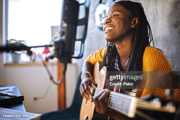 elle a de la musique dans son âme - soul singer woman photos et images de collection