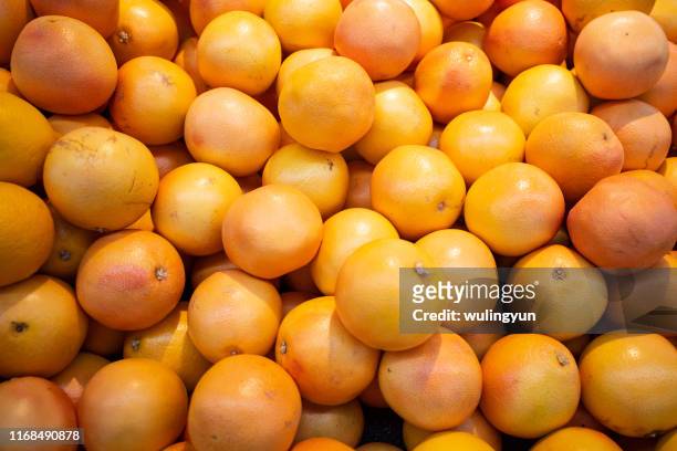 grapefruits for selling - pompelmo foto e immagini stock