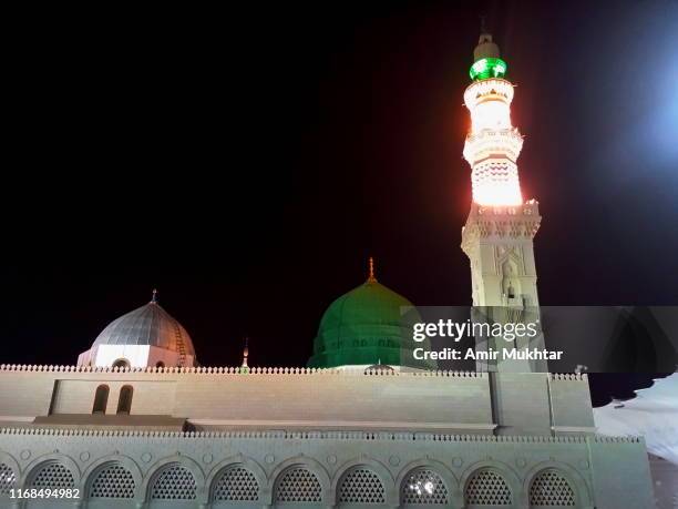 al-masjid an-nabawi at night - masjid nabawi stock pictures, royalty-free photos & images