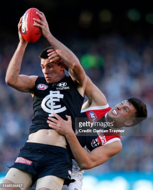 Matthew Kreuzer of the Blues marks in front of Rowan Marshall of the Saints during the round 22 AFL match between the Carlton Blues and the St Kilda...