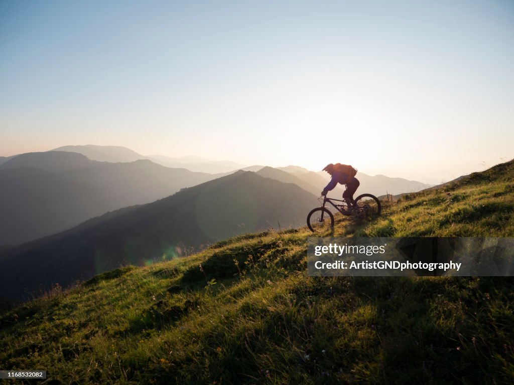 下り坂に乗るマウンテンバイカー