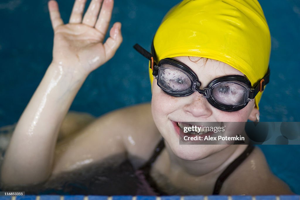 Rapariga feliz dizer olá na piscina