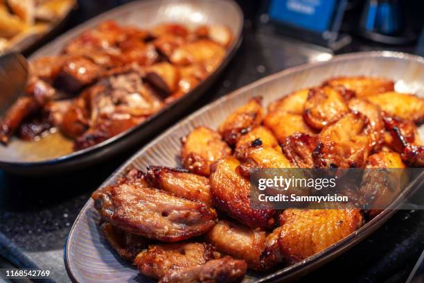 roasted chicken wings on the plate - ali di pollo fritte alla buffalo foto e immagini stock