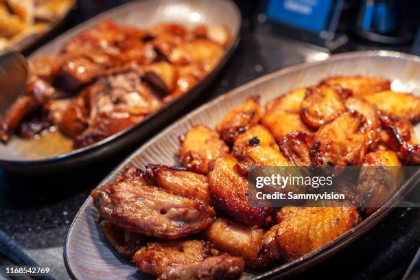 roasted chicken wings on the plate - asa de frango imagens e fotografias de stock