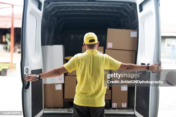 hombre abre las puertas traseras de la furgoneta de reparto - delivery person fotografías e imágenes de stock