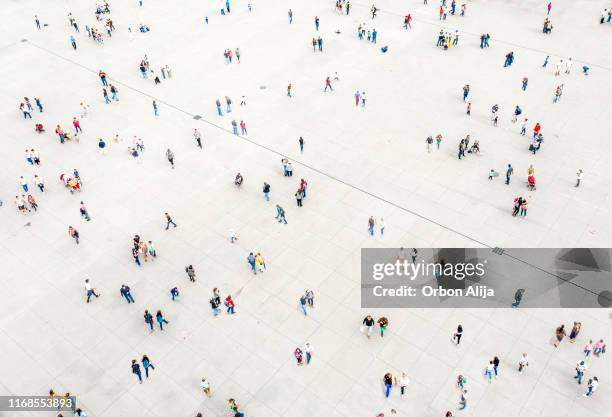 groothoekbeeld van mensen op straat - aerial people stockfoto's en -beelden