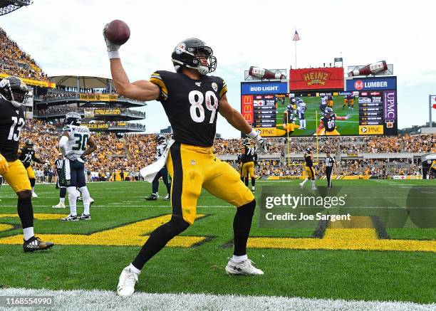 Vance McDonald of the Pittsburgh Steelers celebrates his second touchdown of the game during the fourth quarter against the Seattle Seahawks at Heinz...