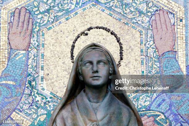 basilica of notre dame du rosaire in lourdes (france). - bernadette soubirous foto e immagini stock