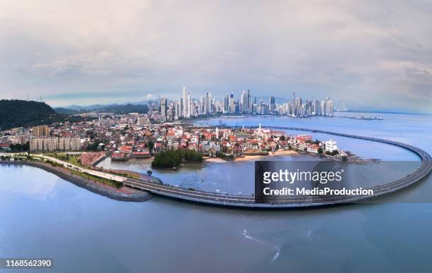 panorama de panama city avec les vieilles et nouvelles villes et le contournement de vieille ville - république du panama photos et images de collection