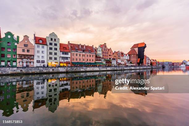 gdansk skyline at sunset seen at the waterfront of motlawa river, gdansk, poland - pomorskie province 個照片及圖片檔