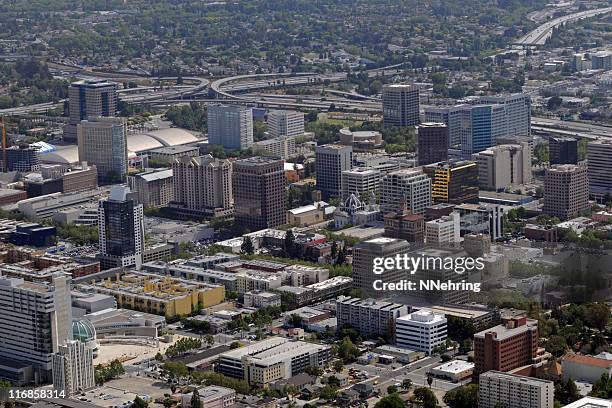 der innenstadt von san josé, kalifornien, usa-skyline mit freeways im hintergrund - verwaltungsbezirk santa clara county kalifornien stock-fotos und bilder