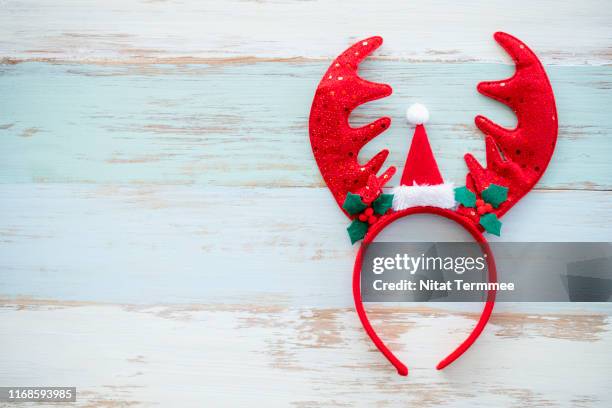 the reindeer headband on wooden wall. christmas day concept. - christmas hat stockfoto's en -beelden