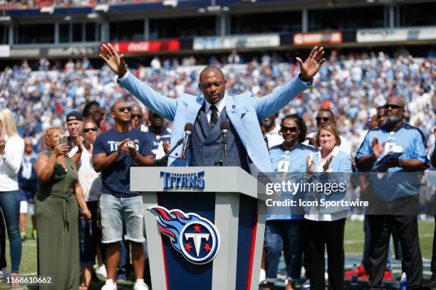Former Tennessee Titans running back Eddie George addressing the crowd during a retirement ceremony of his jersey No. 27 at halftime a game between...