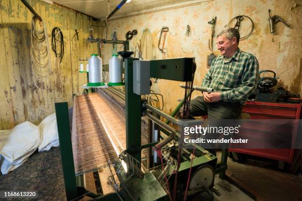 ルイス島の仕事で忙しいツイード布織り機の一人 - アウターヘブリディーズ ストックフォトと画像