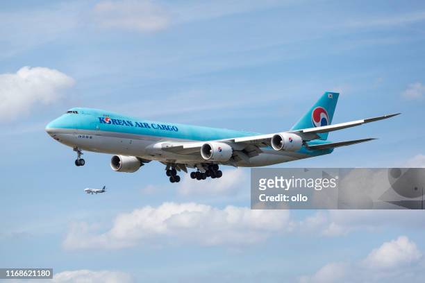 boeing 747 of korean air cargo airlines approaching frankfurt international airport - korean air stock pictures, royalty-free photos & images