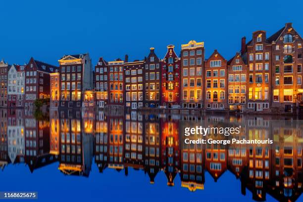 amsterdam houses reflection in the canal - amsterdam night stock-fotos und bilder