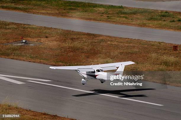 airplane landing cessna 172 - propellervliegtuig stockfoto's en -beelden