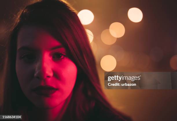 schöne traurige mädchen - rote ampel stock-fotos und bilder