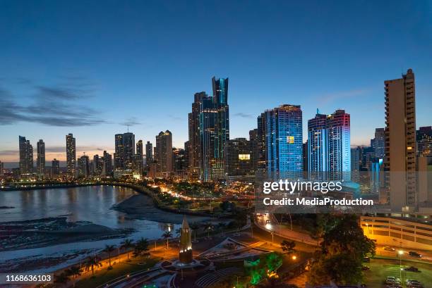 panama-stad bij nacht - panama city panama stockfoto's en -beelden