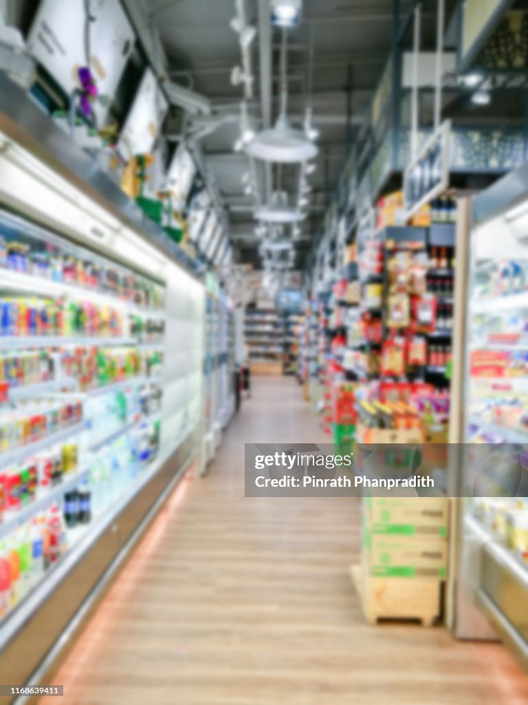 Borroso de los estantes de productos en el supermercado o tienda de comestibles, utilizar como fondo"n