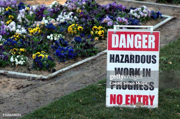 'danger: hazardous work in progress: no entry' warning sign in a public garden - aufsteller stock-fotos und bilder