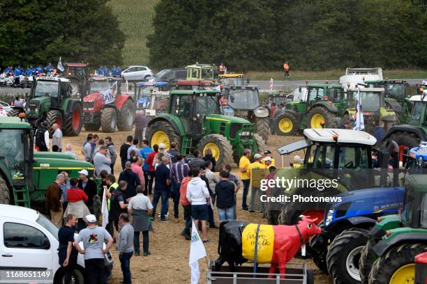 Grande mobilisation des éleveurs et agriculteurs à l'appel de la FUGEA pour dénoncer les accords internationaux jugés "nocifs" pour l'agriculture et...